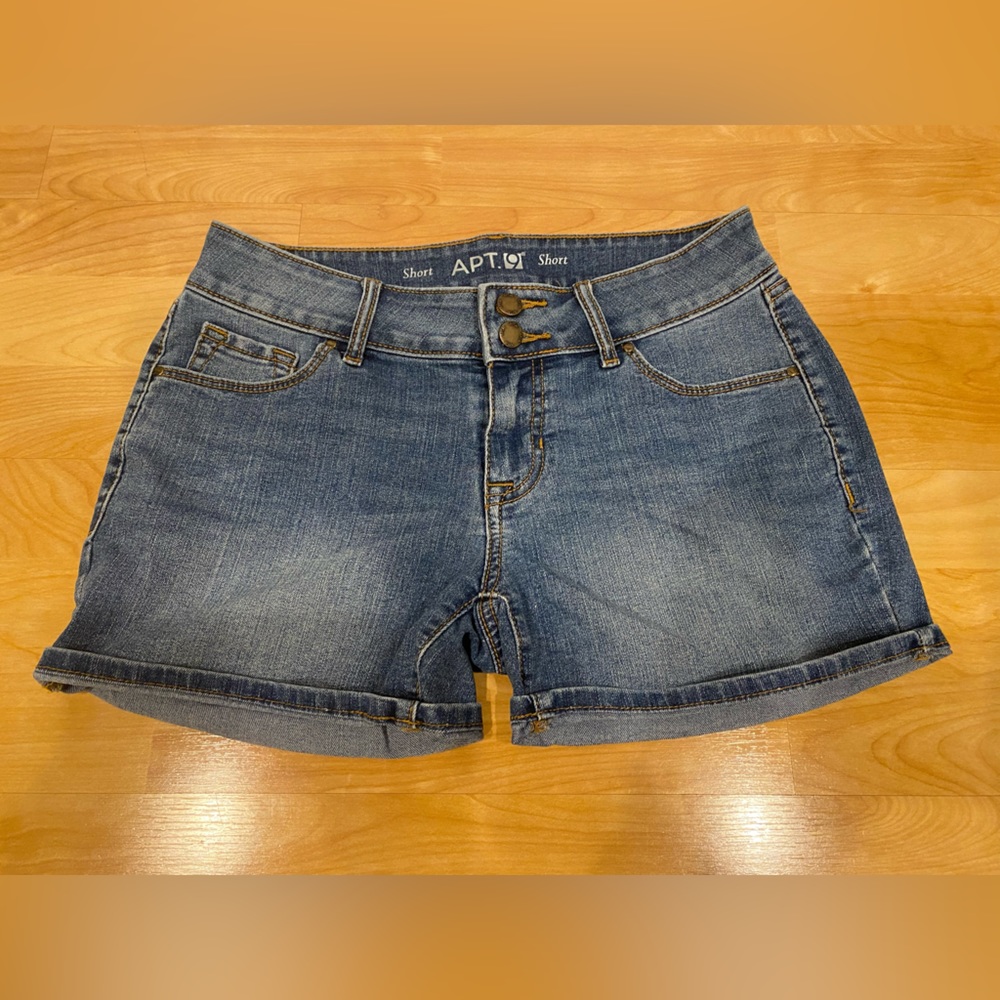 Women’s Apt. 9 Medium Wash Short Denim Shorts - Size 6